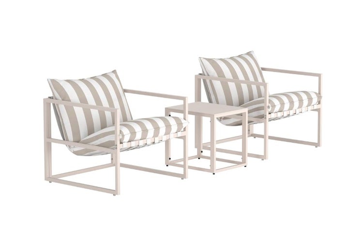 Dreiteiliges Garten-Lounge-Set aus zwei Sesseln mit gestreiften Kissen und einem quadratischen Beistelltisch mit Metallgestell.