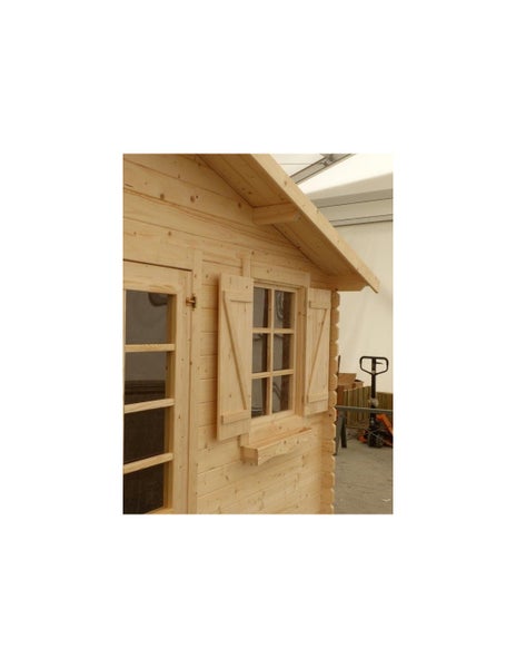 Detailansicht eines Gartenhauses aus Holz mit einem Fenster, Fensterläden und einem Blumenkasten.