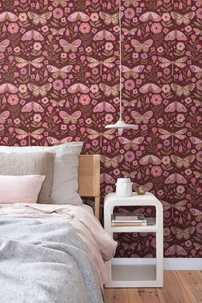 Schlafzimmer mit floraler Tapete mit Motten- und Blumenmuster