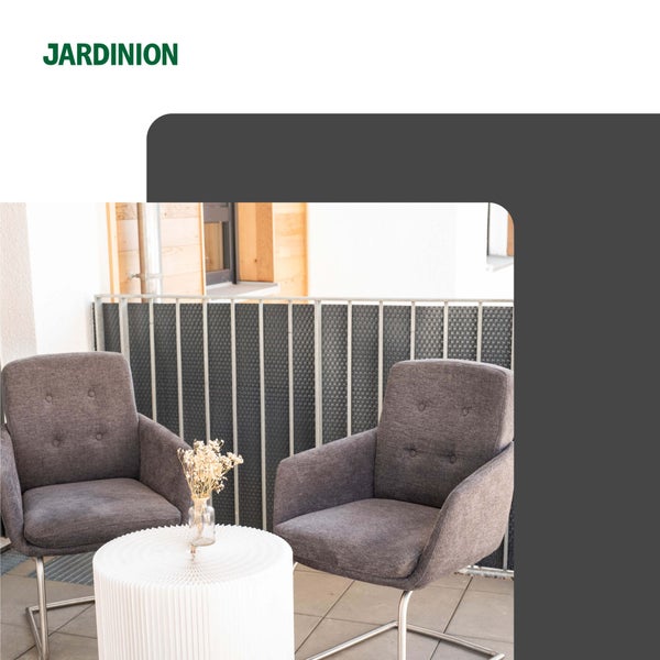 Zwei graue Polstersessel mit Metallgestell auf einem Balkon neben einem weißen runden Beistelltisch. Jardinion Logo.