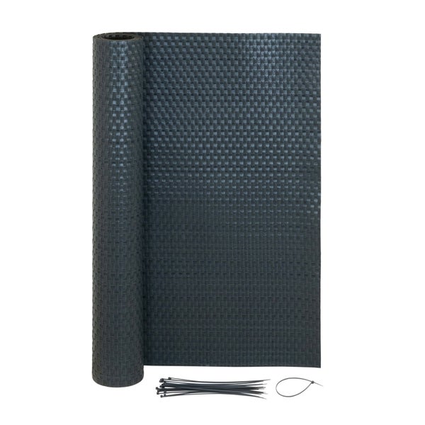 Teilweise ausgerollte schwarze Sichtschutzmatte aus Kunststoffgewebe inklusive Kabelbinder.