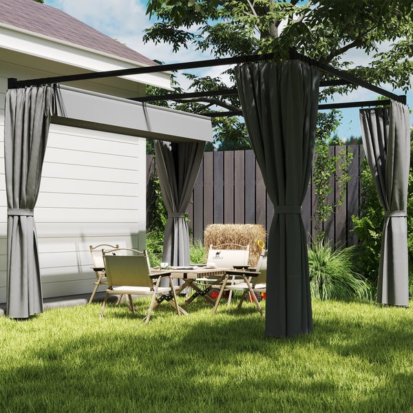 Moderne Pergola aus Metall mit Vorhängen und ausziehbarem Dach auf einer Rasenfläche mit Gartenmöbeln vor einem Holzzaun.