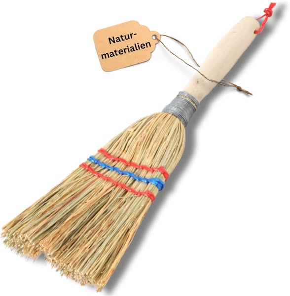 Kleiner Handbesen aus Naturmaterialien mit Holzgriff und Strohborsten.