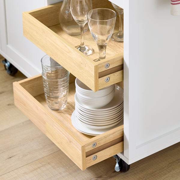 Küchenwagen mit offenen Schubladen zur Aufbewahrung von Geschirr und Gläsern