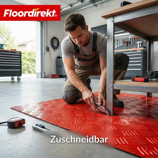 Mann schneidet Bodenmatte aus Riffelblech in einer Werkstatt mit einem Cuttermesser zu