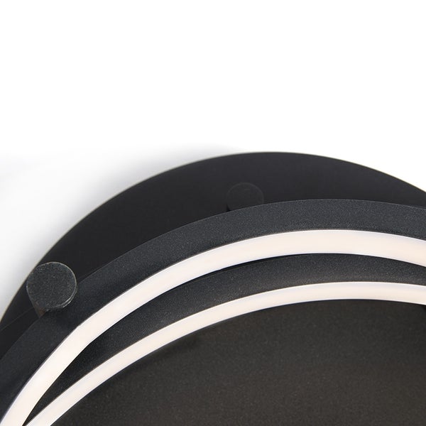 Detailaufnahme einer runden Deckenleuchte mit LED-Beleuchtung