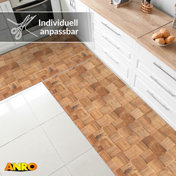 Küchenläufer mit Holzmosaik-Design, individuell zuschneidbar, in einer hellen Küche vor der Küchenzeile. ANRO Logo.