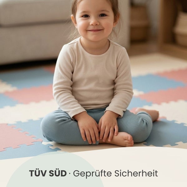 Kind sitzt auf einer Schaumstoff-Puzzlematte mit TÜV SÜD Siegel für geprüfte Sicherheit.