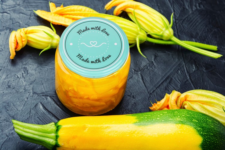 Eingemachte Zucchini in einem Glas mit der Aufschrift "Mit Liebe gemacht"