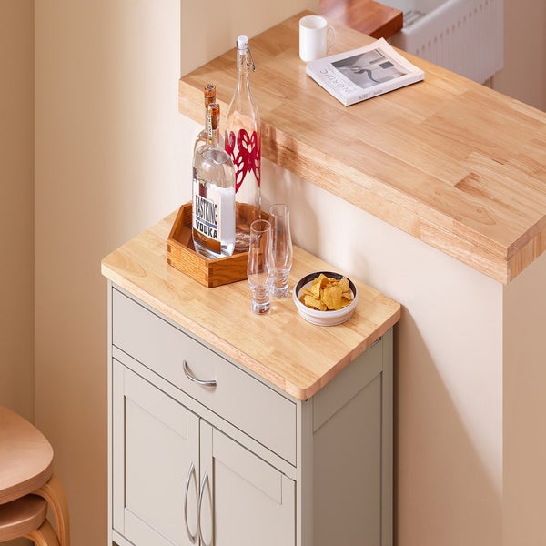 Servierwagen mit Getränken und Snacks auf einer Holzplatte