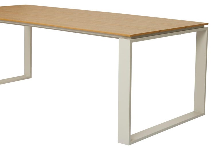 Rechteckiger Gartentisch mit einer Tischplatte aus Holzlatten und einem Metallgestell in Kufenform.