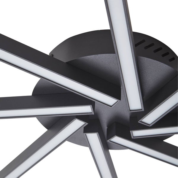 Moderne LED-Deckenleuchte in Schwarz mit strahlenförmig angeordneten, rechteckigen Leuchtstäben aus Metall und Kunststoff.