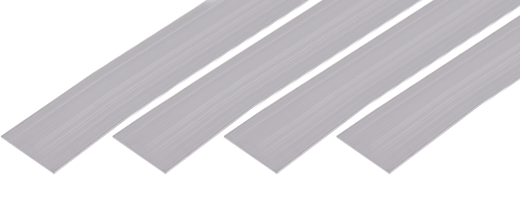 Vier flache Aluminiumprofile als glatte Metallstreifen fuer den Bau oder Heimwerkerbedarf