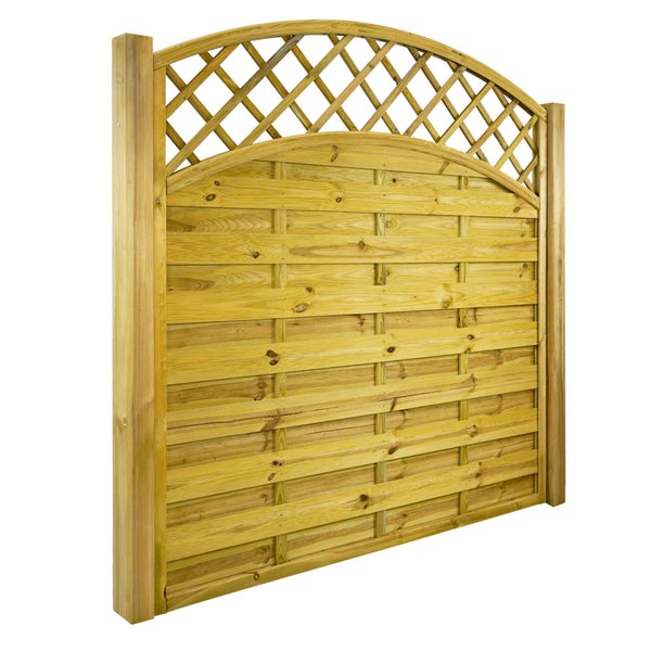 Holzzaun mit Lattenmuster und zwei Zypressen