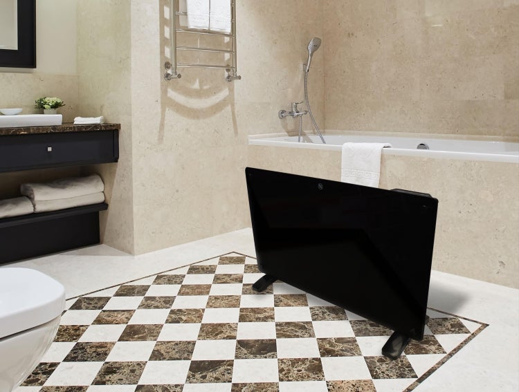 Badezimmer mit Badewanne, Waschtisch und einem schwarzen, stehenden Heizgerät