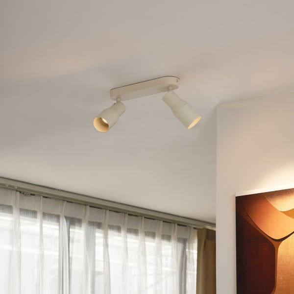 Deckenleuchte mit zwei Strahlern im Wohnraum.