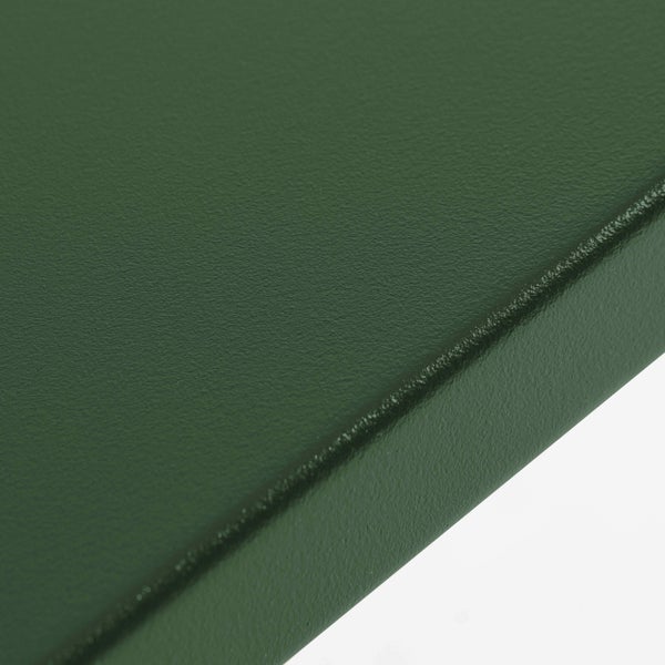 Nahaufnahme einer grünen, pulverbeschichteten Metalloberfläche mit Struktur.