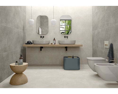 Badezimmer mit Waschtisch, Spiegeln, Toilette und Bidet in hellem Design