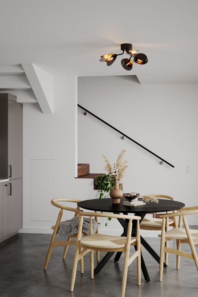 Esszimmer mit Esstisch und Stühlen unter Deckenleuchte