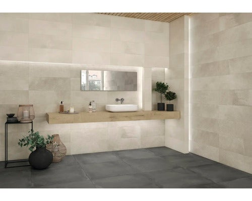 Helles Badezimmer mit zwei Waschbecken, Spiegeln, Ablagen, Dusche und Fliesen im Marmor-Look