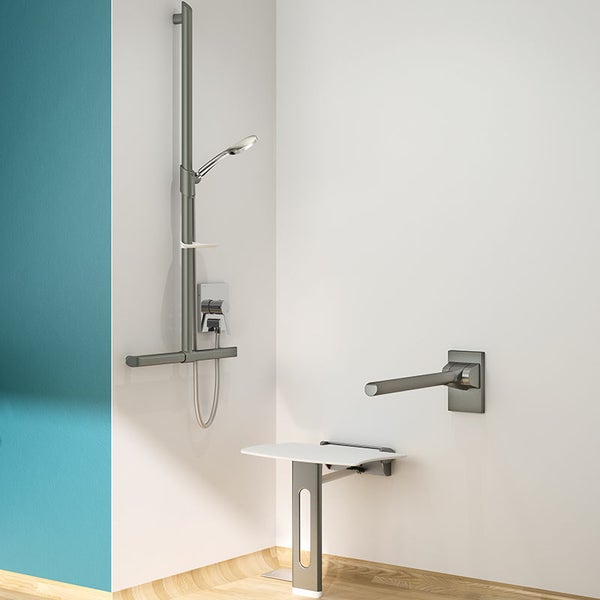 Barrierefreie Dusche in einem hellen Badezimmer mit klappbarem Sitz, Haltegriffen und Brausegarnitur aus mattem Metall.