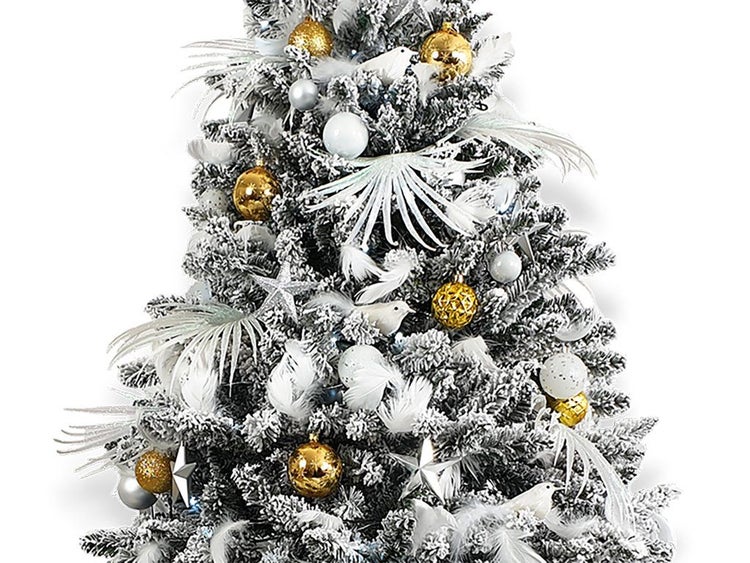 Künstlicher Weihnachtsbaum mit künstlicher Beschneiung, dekoriert mit weißen Federn, silbernen Sternen, Vögeln und glänzenden Weihnachtskugeln.