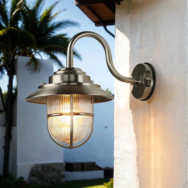 Außenwandleuchte mit gebogenem Arm und geriffeltem Glas