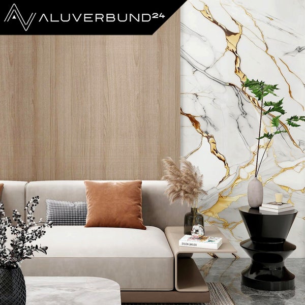 Aluverbund24 Logo über einem modernen Wohnzimmer mit Wandpaneelen aus Aluverbund in Holzoptik und Marmoroptik mit goldfarbenen Adern.