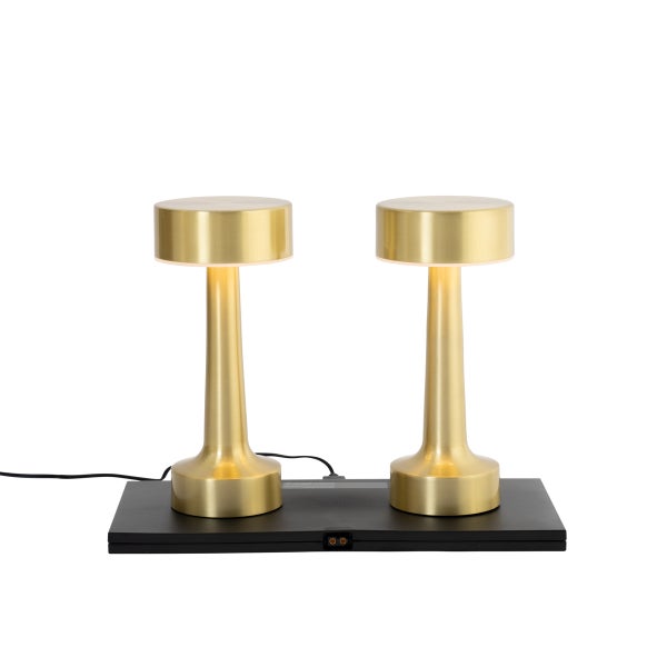 Zwei goldfarbene LED-Tischleuchten inklusive einer schwarzen Ladestation für kabellosen Betrieb.