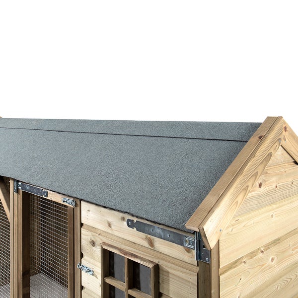 Detailansicht eines Holz-Hühnerstalls mit Bitumendach