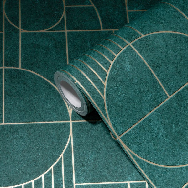 Innenraumansicht mit Treppe, gemusterter Wandtapete und Blick in eine Küche