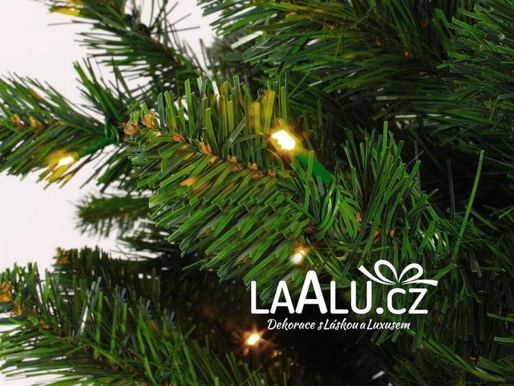 Nahaufnahme eines künstlichen Weihnachtsbaumes mit integrierter Lichterkette und kleinen LEDs zwischen den Tannennadeln.