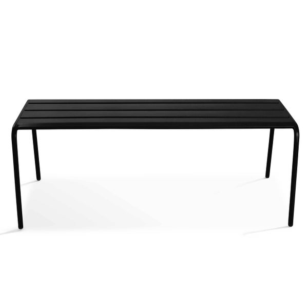 Schwarze Gartenbank aus Metall mit Lattensitzfläche und vier schmalen Beinen.