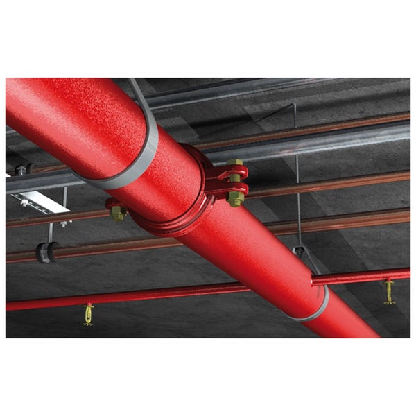 Rotes Rohr mit Befestigungselementen an der Decke