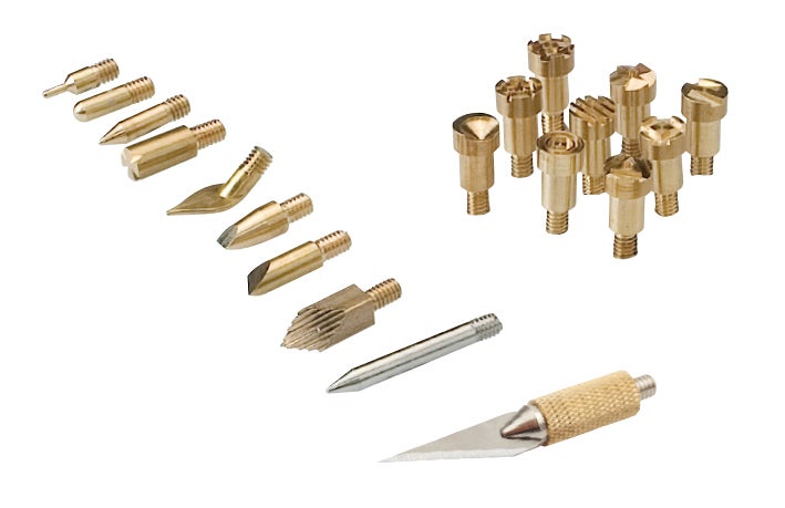 Set mit verschiedenen Brennmalspitzen und Aufsätzen für Brennstifte zur Holzbearbeitung und Gravur.