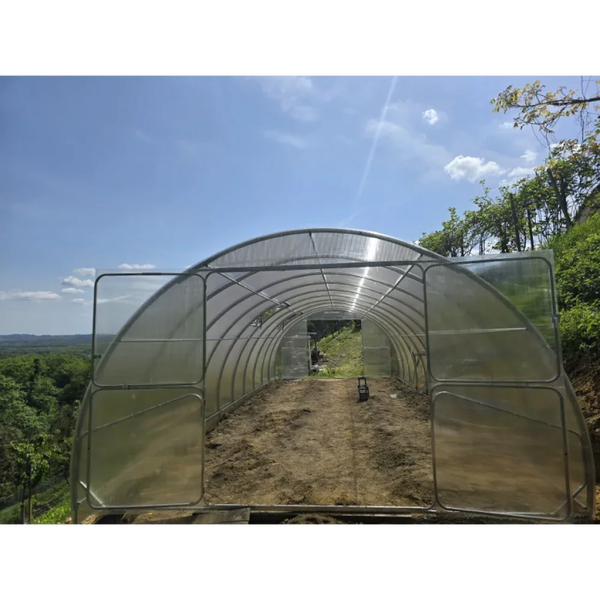 Gewächshaus mit geöffneten Türen und Erdboden