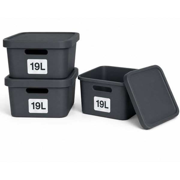 Drei quadratische Kunststoff Aufbewahrungsboxen mit Deckel, jeweils mit neunzehn Liter Volumen und Tragegriffen.