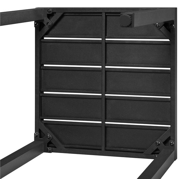 Unteransicht eines schwarzen Metalltischgestells mit Lamellenstruktur, Eckverstärkungen und stabilen Beinen.