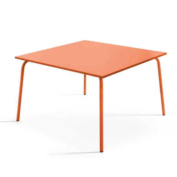 Quadratischer Gartentisch aus Metall in Orange.