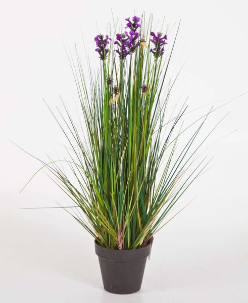 Künstliche Lavendelpflanze im schwarzen Topf mit grünen Grashalmen und lila Blüten.