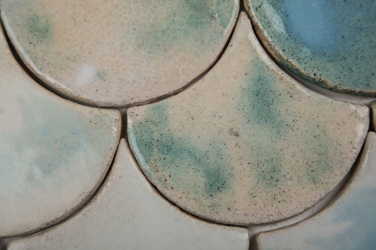 Keramikfliesen im Schuppenmuster für Wand- und Bodengestaltung