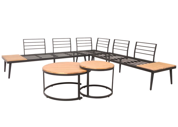 Moderne L-förmige Gartenlounge aus Metall und Holzlatten, bestehend aus einem Ecksofa mit Seitenablagen und zwei runden Couchtischen.