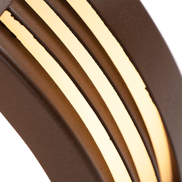 Detail einer Außenlampe mit leuchtenden LED-Streifen und strukturierter Oberfläche.