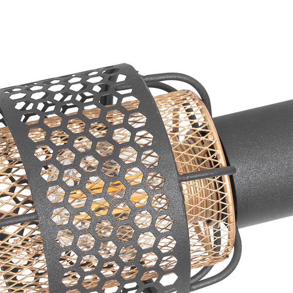 Detailaufnahme einer Lampe mit Metallschirm