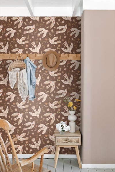 Dekoratives Zimmer mit Vogel Tapete, Garderobe und Beistelltisch