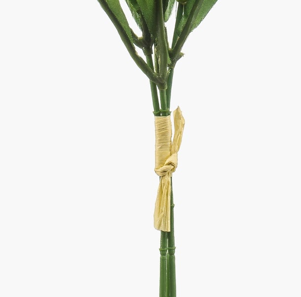 Grüne Kunstpflanzenstiele im Bündel, mit einem gelben Papierband zusammengebunden.