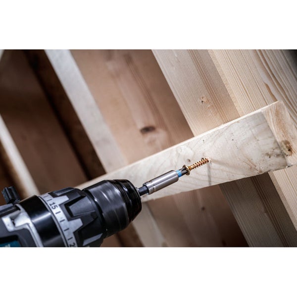 Akkuschrauber schraubt Schraube in Holz