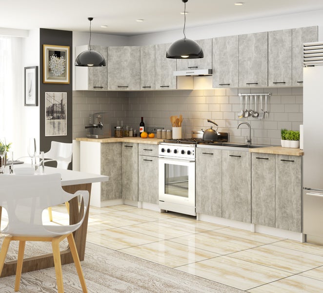 Moderne Küche mit Küchenschränken, Esstisch und Stühlen in einem hellen Raum.