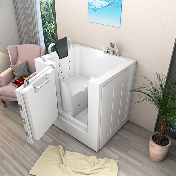 Begehbare Badewanne mit geöffneter Tür in Badezimmerumgebung.