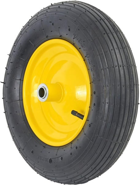 Wohnzimmer mit Kommode, Sessel und gemusterter Tapete